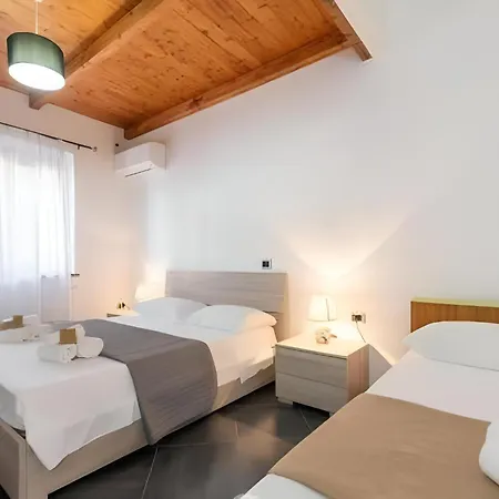 아파트 Floris Modern House -two En-suite & Wi-fi